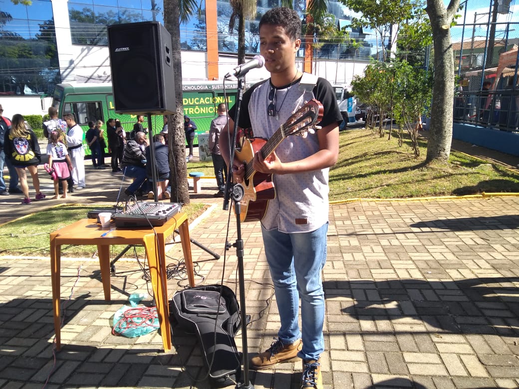 Pessoa cantando e tocando violão (Renato coffee)
